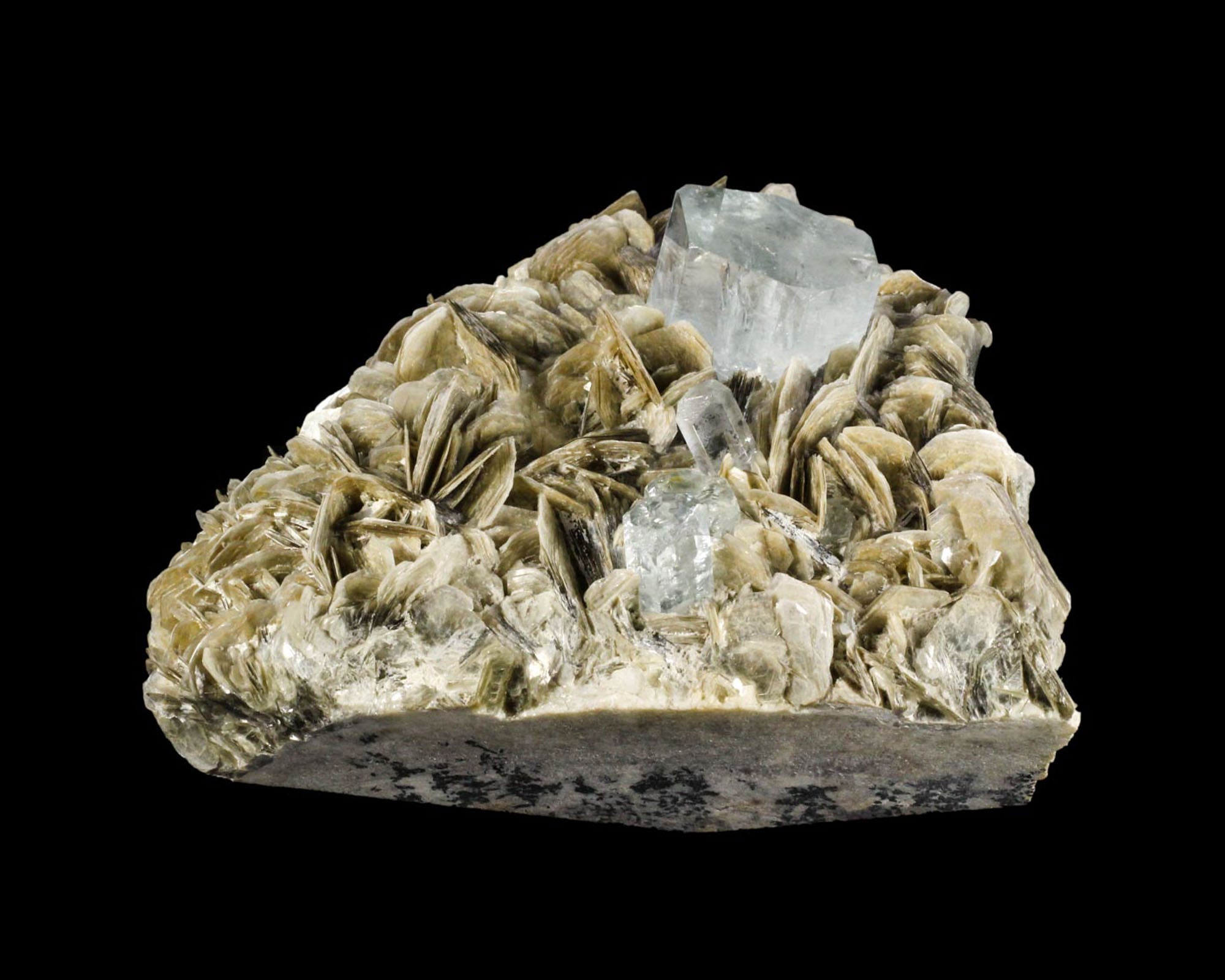 Aquamarine with Muscovite