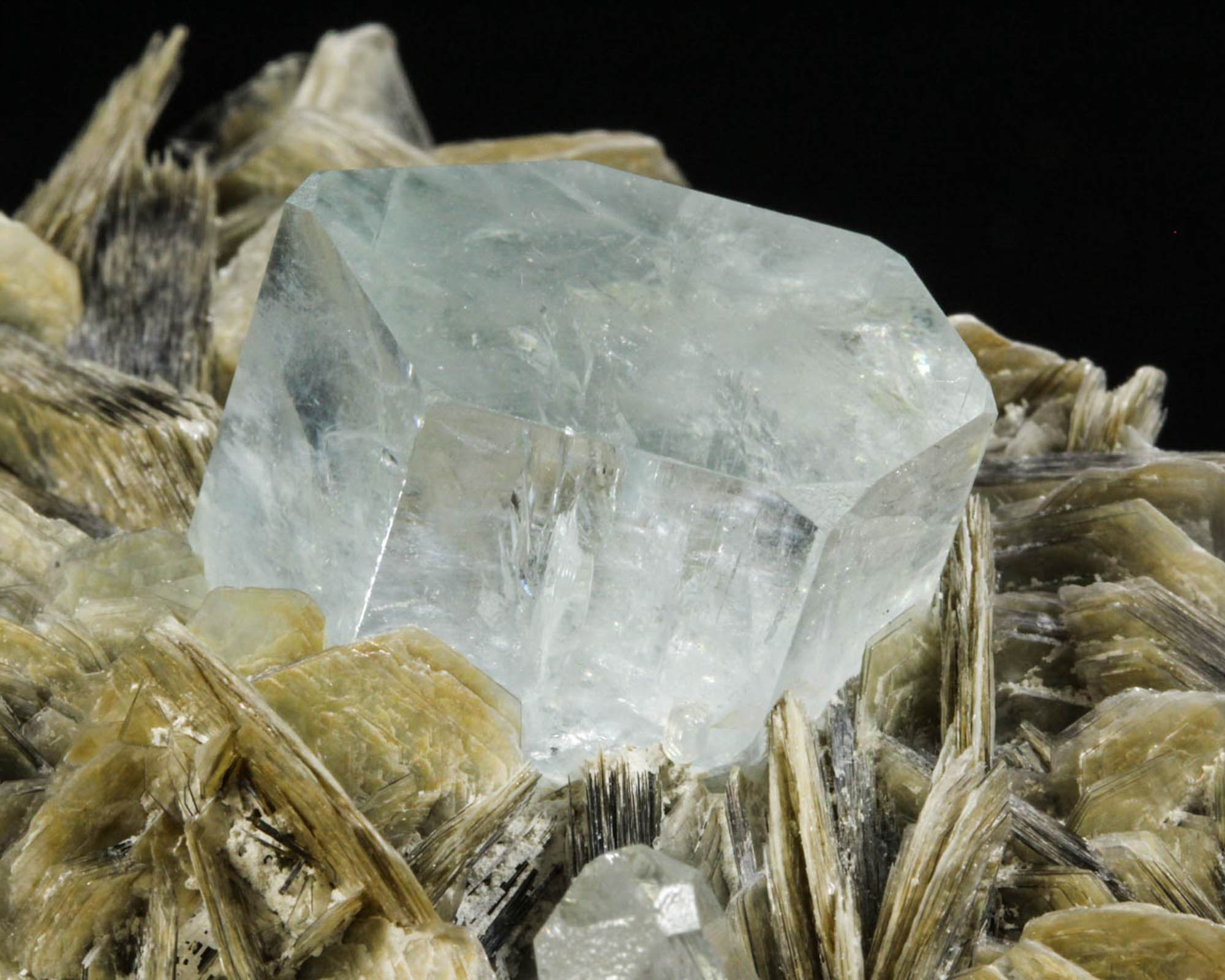 Aquamarine with Muscovite