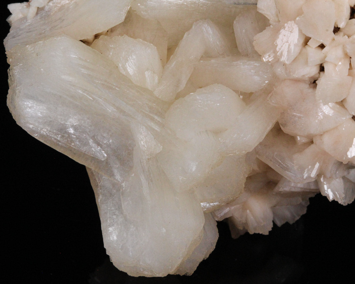 Stilbite on Heulandite